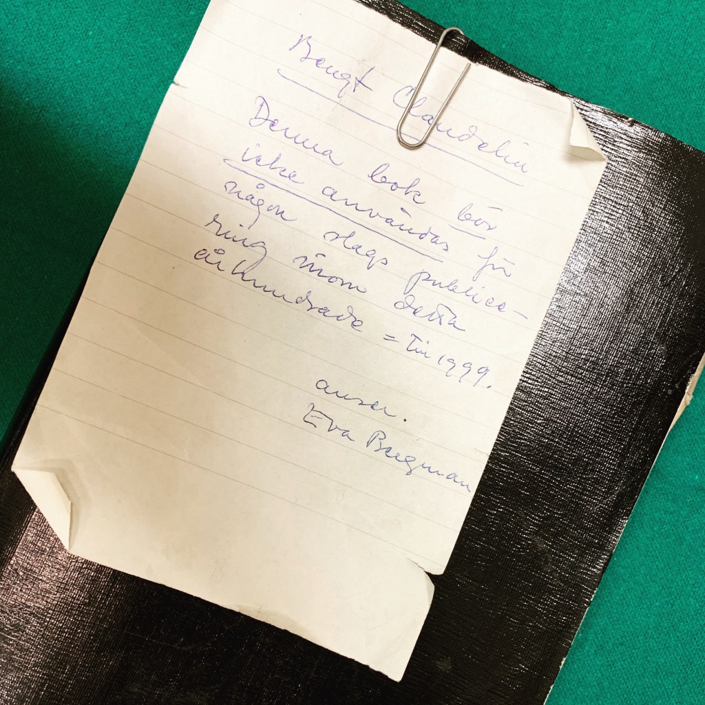 Anteckningsbok med en fasthäftad lapp på: "Denna bok bör inte användas för någon slags publicering inom detta århöndrade = till 1999.